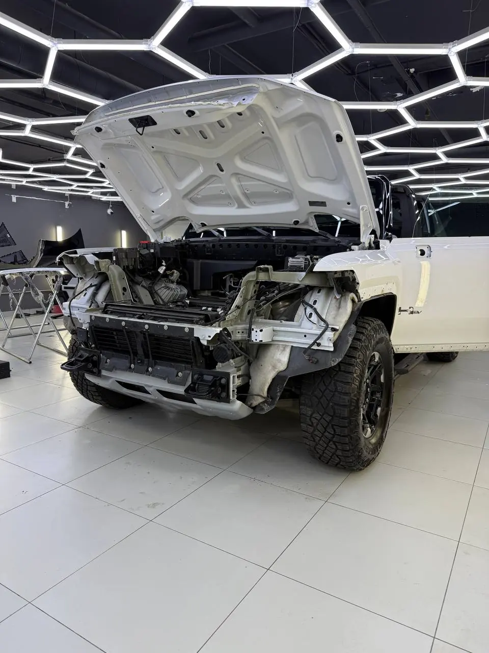 Полная защита GMC Hummer EV: оклейка кузова, черного глянца, лобового и панорамы